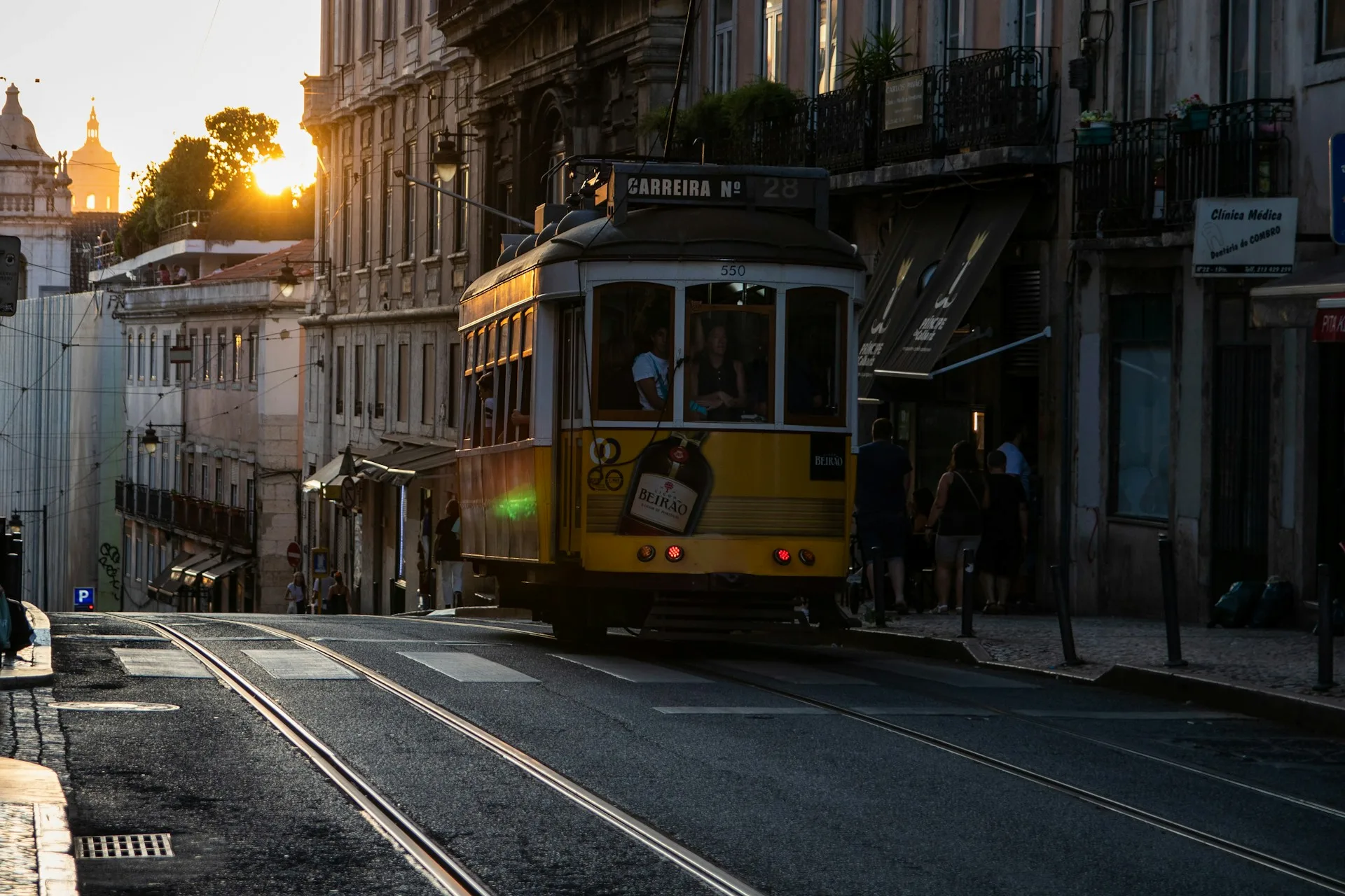 Lisbona: tram giallo, Alfama e Tago al tramonto