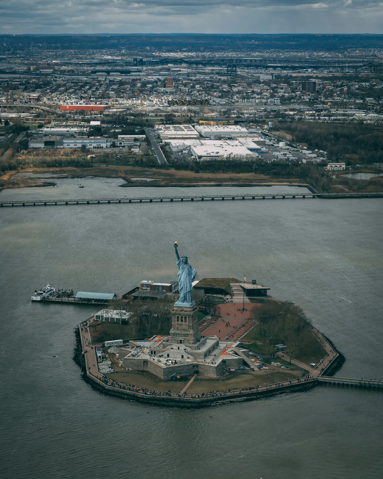 Statue of Liberty & Ellis Island in battello