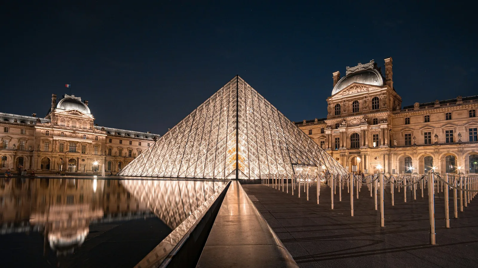 Museo del Louvre, piramide e cortile
